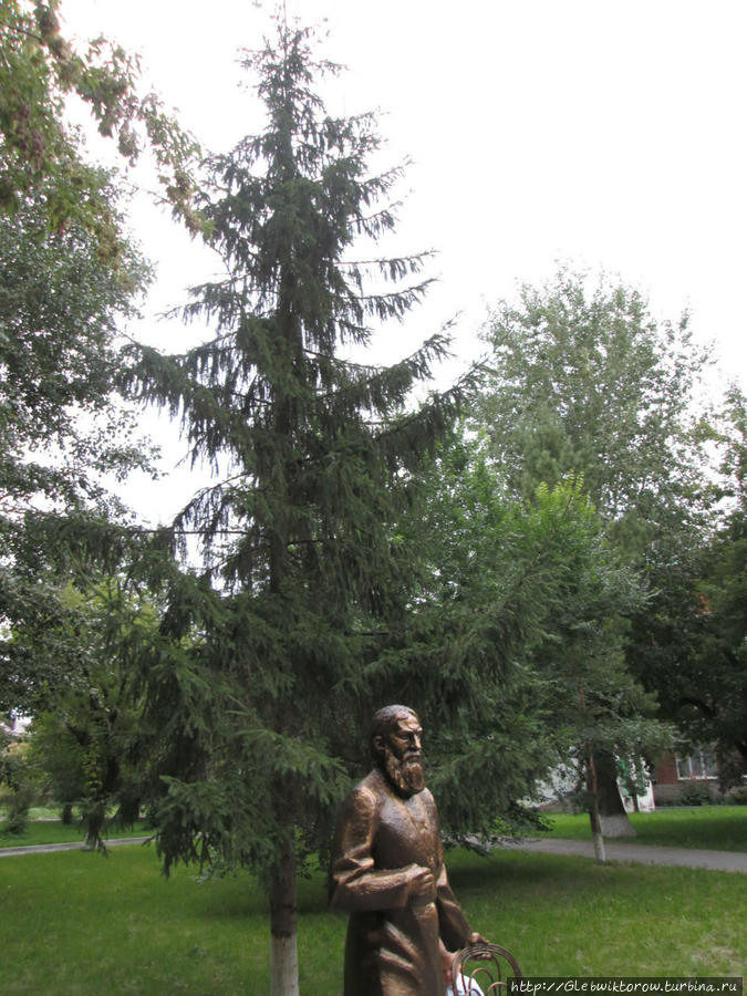 Прогулка в Аптекарский сад, где стоит памятник Распутину Тюмень, Россия