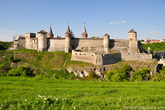 С холма открываются просто волшебные виды на крепость и окрестности.

Каменец-Подольская крепость, часто служит декорациями к историческим фильмам, здесь проводят многочисленные тематические фестивали и исторические реконструкции.