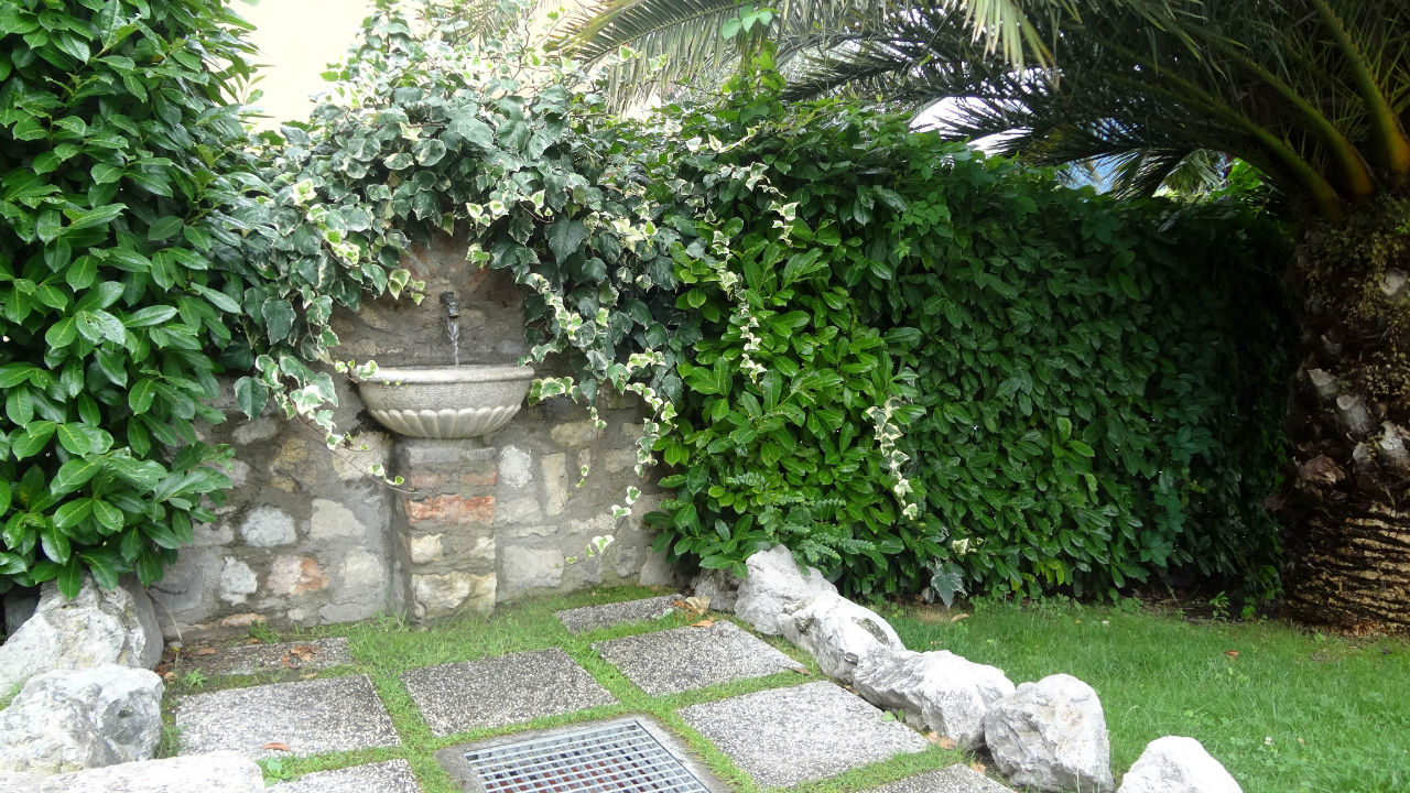 Естественным делом, как и везде здесь есть питьевые фонтаны. Вода течет с гор. Лимоне-сул-Гарда, Италия