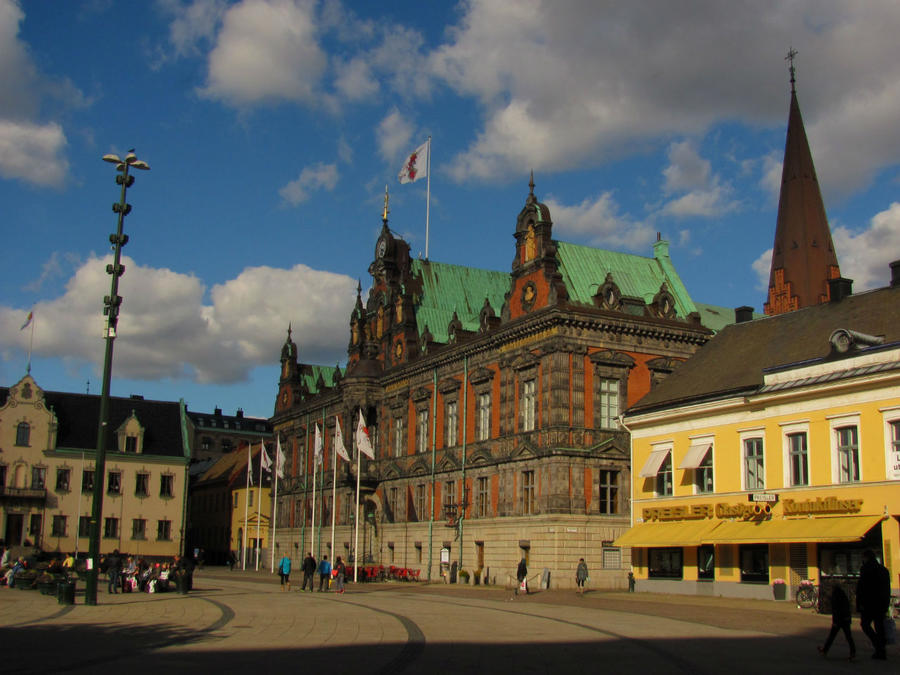 Первое интересное место, куда попадает любой, приехавший в Мальмё — это Стурторьй (Stortorget), Главная Площадь. 
Здесь проводятся народные гуляния, большие ярмарки. На площади находится красивая ратуша постройки 16 века. Мальмё, Швеция