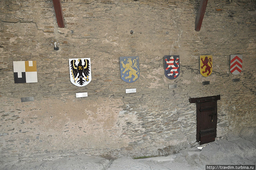 Фамильные гербы родов, которые владели замком