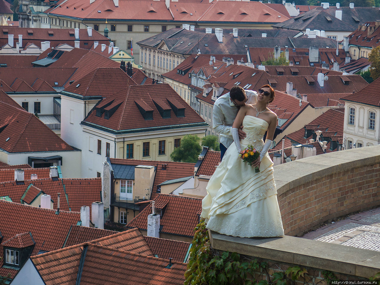 Прага. На фоне черепичных крыш Прага, Чехия