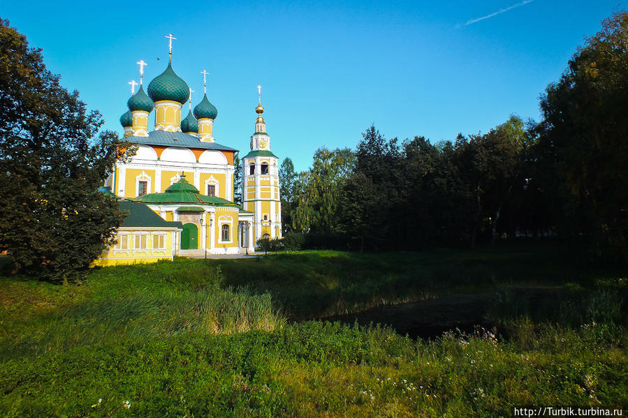 Сияющие храмов купола и Волги угол Углич, Россия