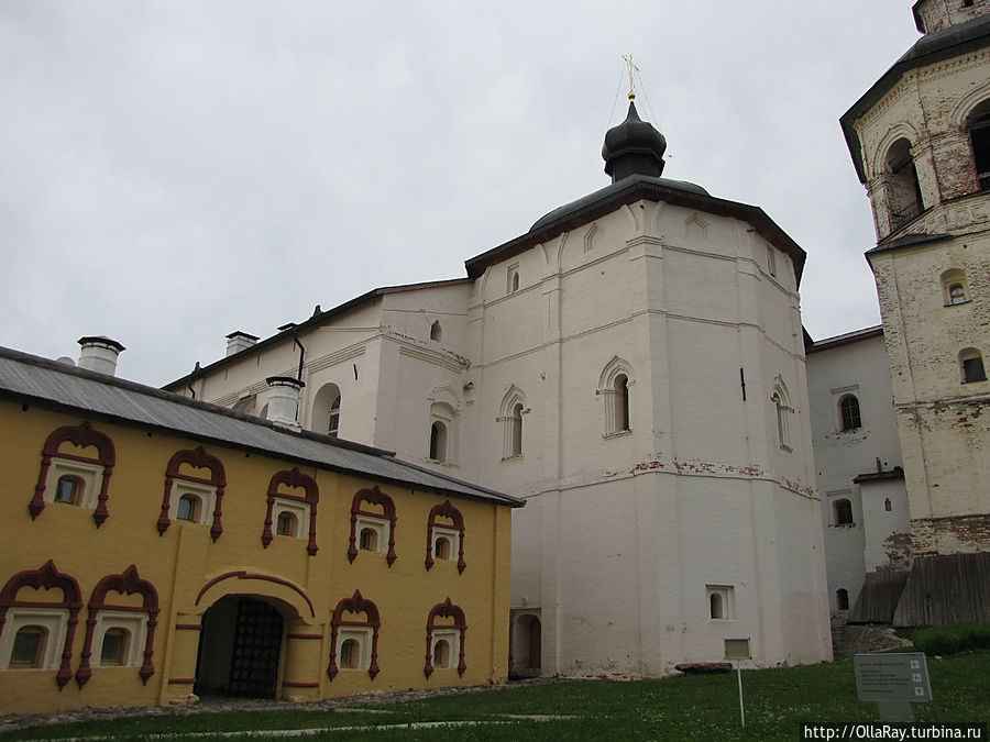 Церковь Введения с трапезной палатой (1519г.) и домик келаря (17 в.).