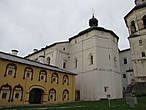 Церковь Введения с трапезной палатой (1519г.) и домик келаря (17 в.).
