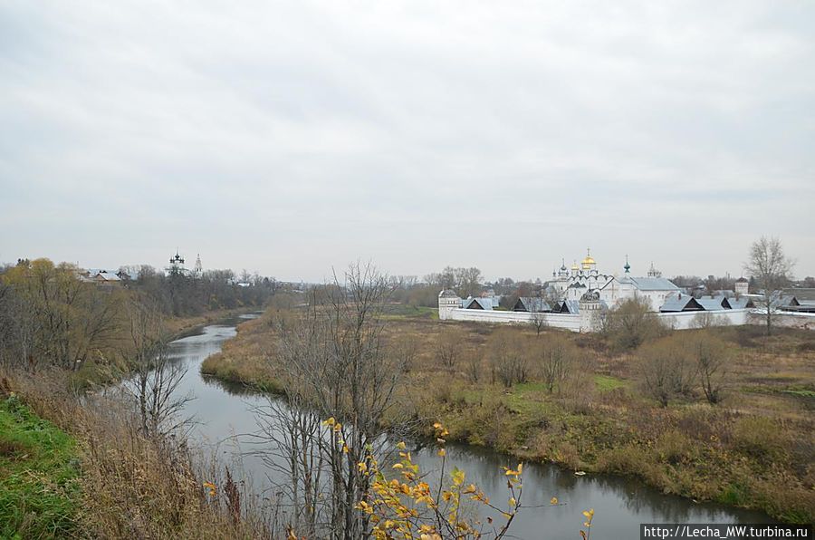 Река Каменка и Покровский монастырь Суздаль, Россия