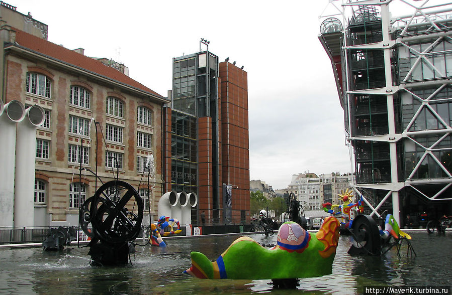 Фонтан Игоря Стравинского с забавными машинами, выбрасывающими струйки воды. Париж, Франция