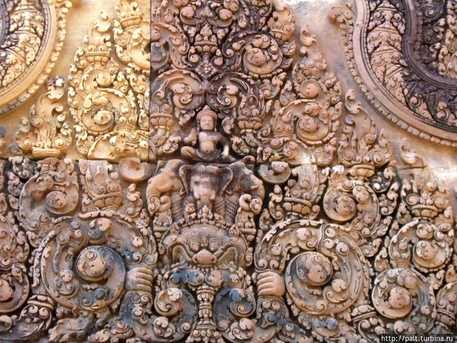 Царь богов Индра считается официальным покровителем восточной стороны света. Так что его изображение на фронтоне восточной гопуры четвертого ограждения не случайно. Ангкор (столица государства кхмеров), Камбоджа