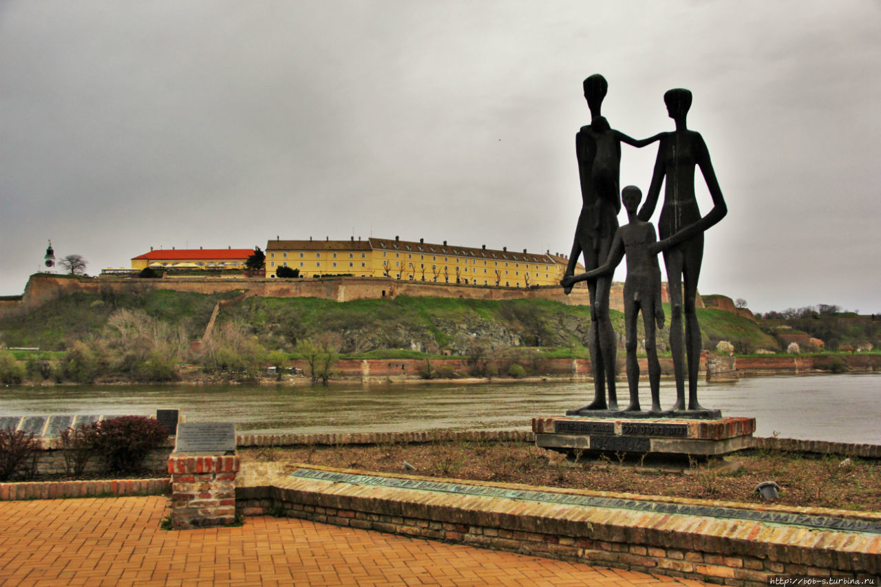 Памятник жертвам геноцида. Ещё его называют памятник семье Нови-Сад, Сербия