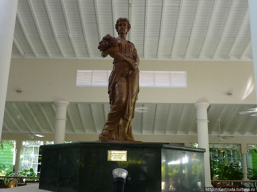 Скульптура в холле комплекса 
