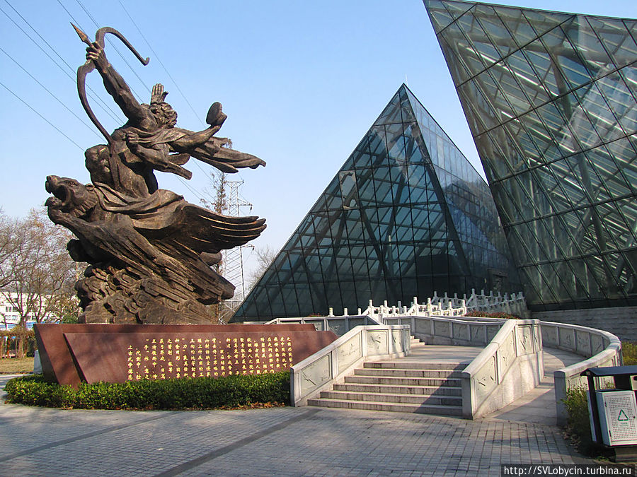 Монумент: Шестирукий трехголовый воин летящий на разьяренном крылатом тигре, стреляющий из лука. символ этого мемориала.... Нанкин, Китай