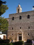 Между Вифлеемом и Иерусалимом — греческий монастырь, в трапезной которого кормят туристов.