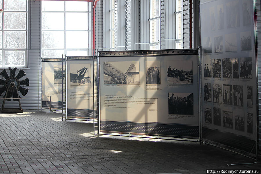 Немного исторических фотографий.
Вдали виден авиадвигатель от АНТ-25 Чкаловск, Россия