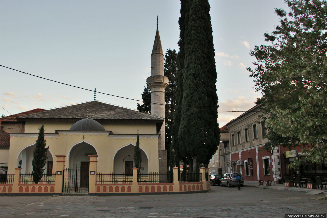 Мечеть Осман-паши была построена в XVIII веке и, простояв более двух столетий, была разрушена в ходе вооруженных столкновений во время Боснийской войны 1992-1995 годов. Восстановление мечети завершилось только к 2005 году, тогда же ее вернули мусульманам Требинье, Босния и Герцеговина
