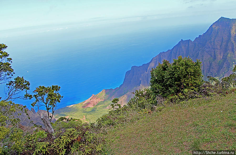 Kalalau lookout — конец автогеографии острова Кауаи На Пали Коаст Парк Штата, CША