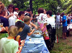 Перед тем как разольют борщ, раздают пампушки с чесноком — обязательное дополнение к блюду.