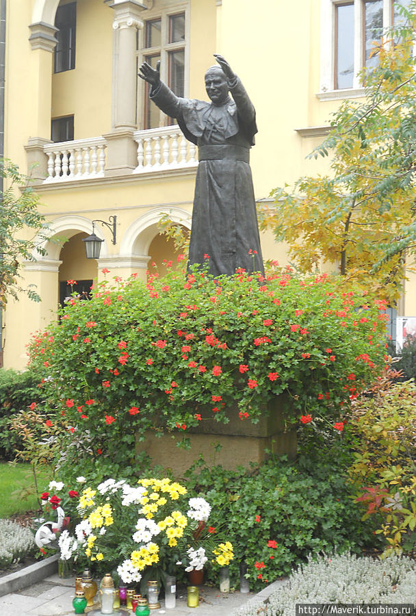 Памятник папе Римскому Иоанну Павлу II во внутреннем дворе. Краков, Польша