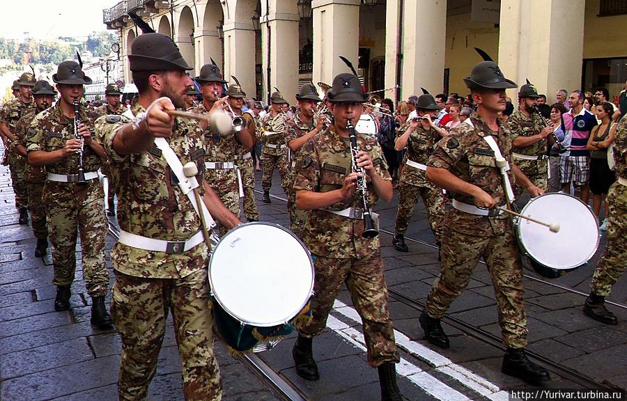 Без военных музыкантов не обходится нигде Турин, Италия