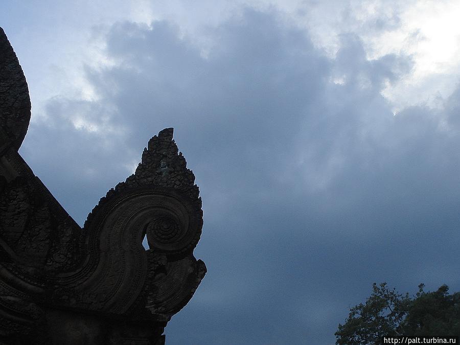 Легкое кружево элемента гопуры третьего ограждения, действительно, больше похоже на резьбу по дереву. Ангкор (столица государства кхмеров), Камбоджа