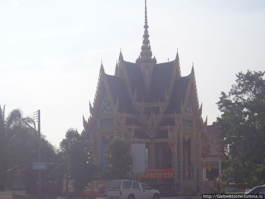 Прогулка около городского алтаря Накхон-Найок, Таиланд