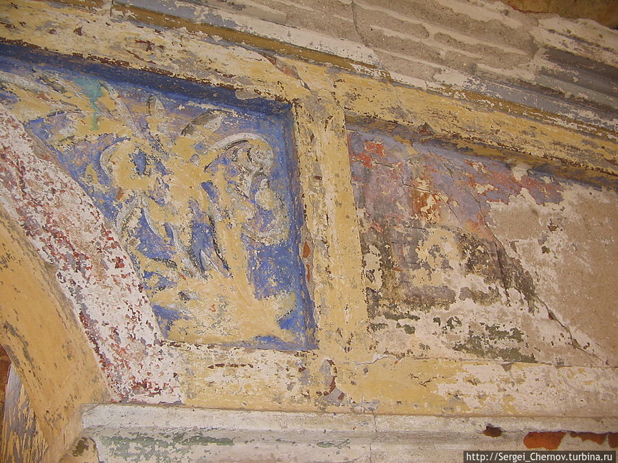 Остатки фресок над входом.