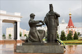 15. Скульптурная группа крупным планом. Справа видна часовня Александра Невского, построенная в 2000 году. Она задаёт западную границу площади Победы.