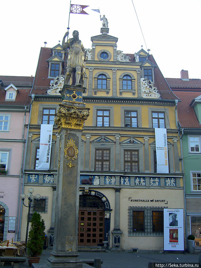 Дом У красного быка и колонна с фигурой Святого Мартина Эрфурт, Германия