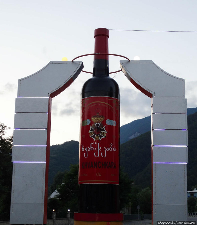 родина Хванчкары -Рача,символический памятник хванчкаре в Амбролаури Амбролаури, Грузия