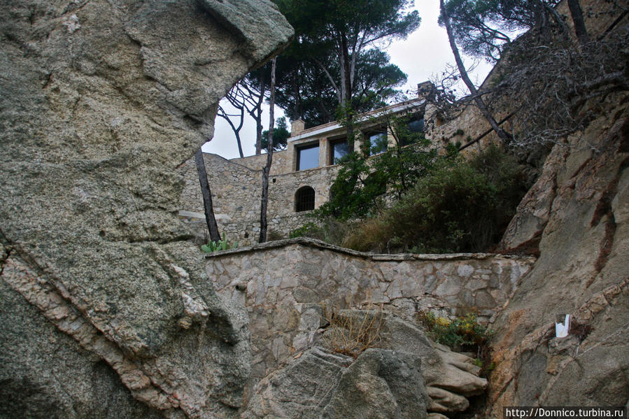 Из-за скалы красиво виден один из каменных домов на первой линии. Он сделан из того же материала и это имеет смысл...