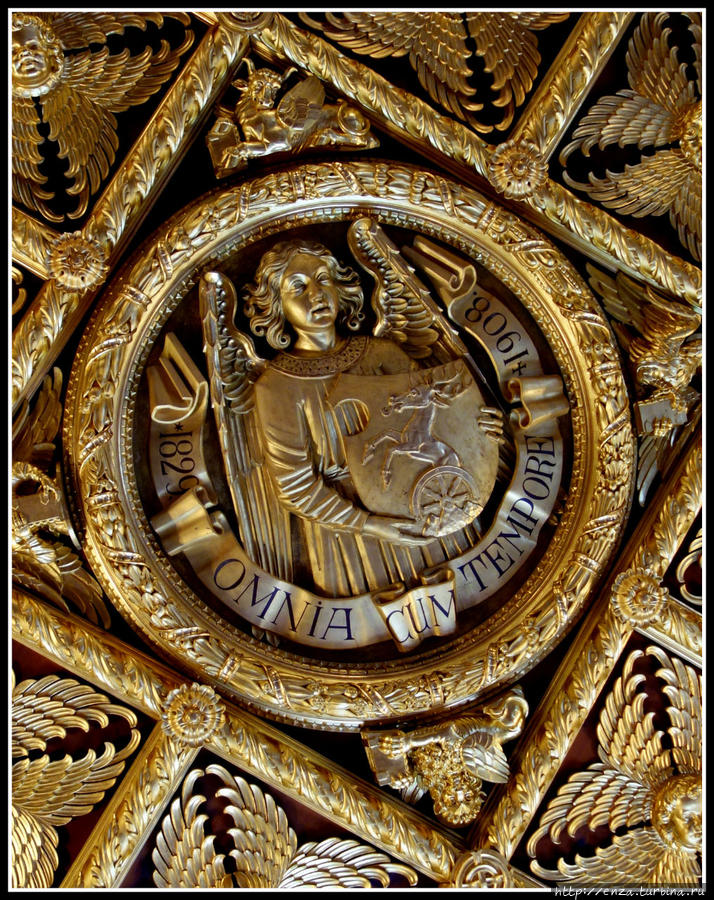 Потолок Золотого зала копирует потолок Ангельского зала венецианской Академии изящных искусств. Здесь вырезано 138 ангелов с не повторяющимися выражениями лиц. В центре — герб Пальфи и их девиз, который можно перевести как 