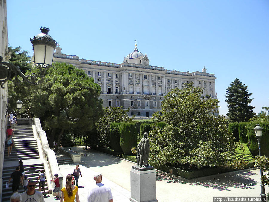 Вид на Королевский дворец из сада Сабатини Мадрид, Испания