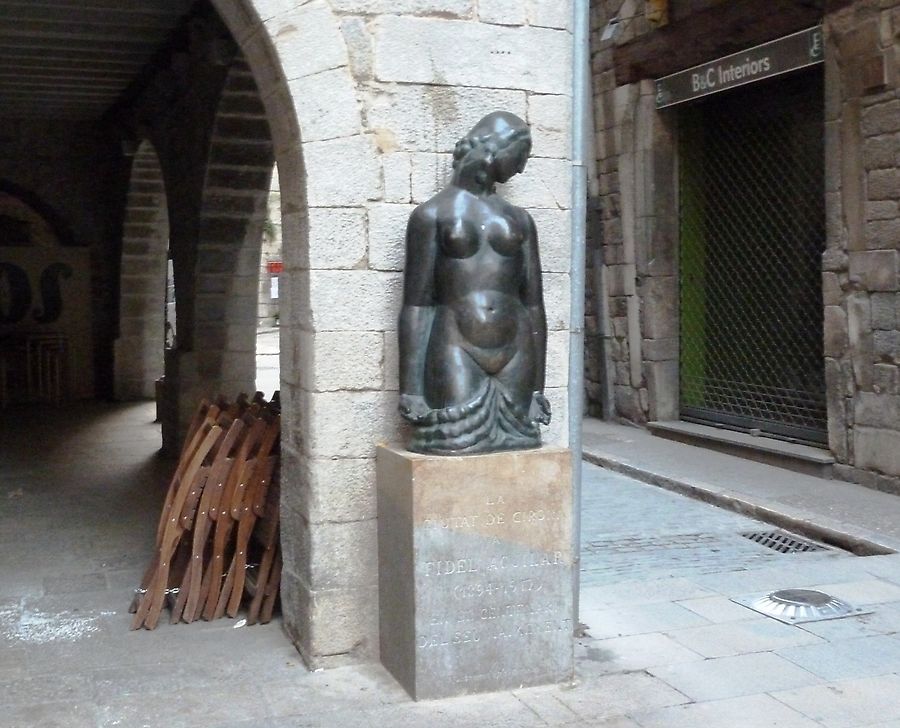 Женщина и стулья Жирона, Испания