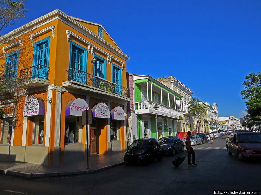 типичная колониальная картинка — не высокие яркие здания Понсе, Пуэрто-Рико