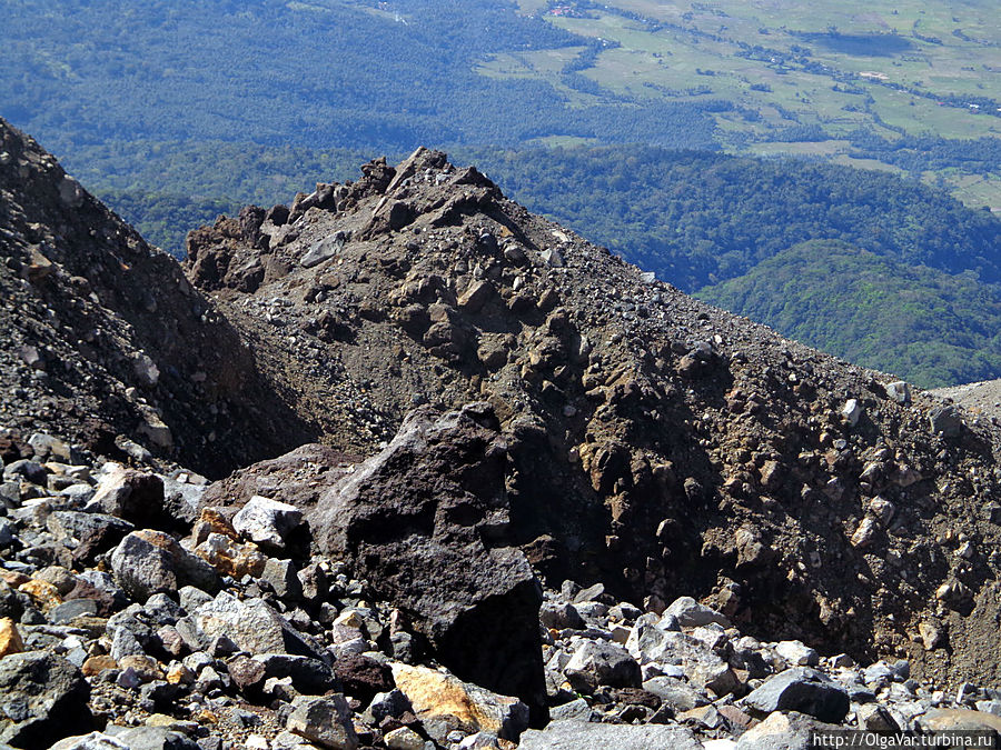 Вулкан Булусан, самый южный вулкан на острове Лусон, — часть так называемого Тихоокеанского кольца огня. С середины 19 века он давал о себе знать около 20 раз.