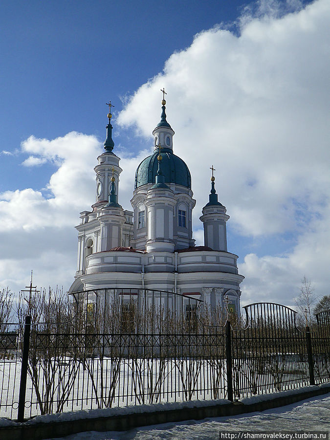 Обходя собор святой Екатерины Кингисепп, Россия