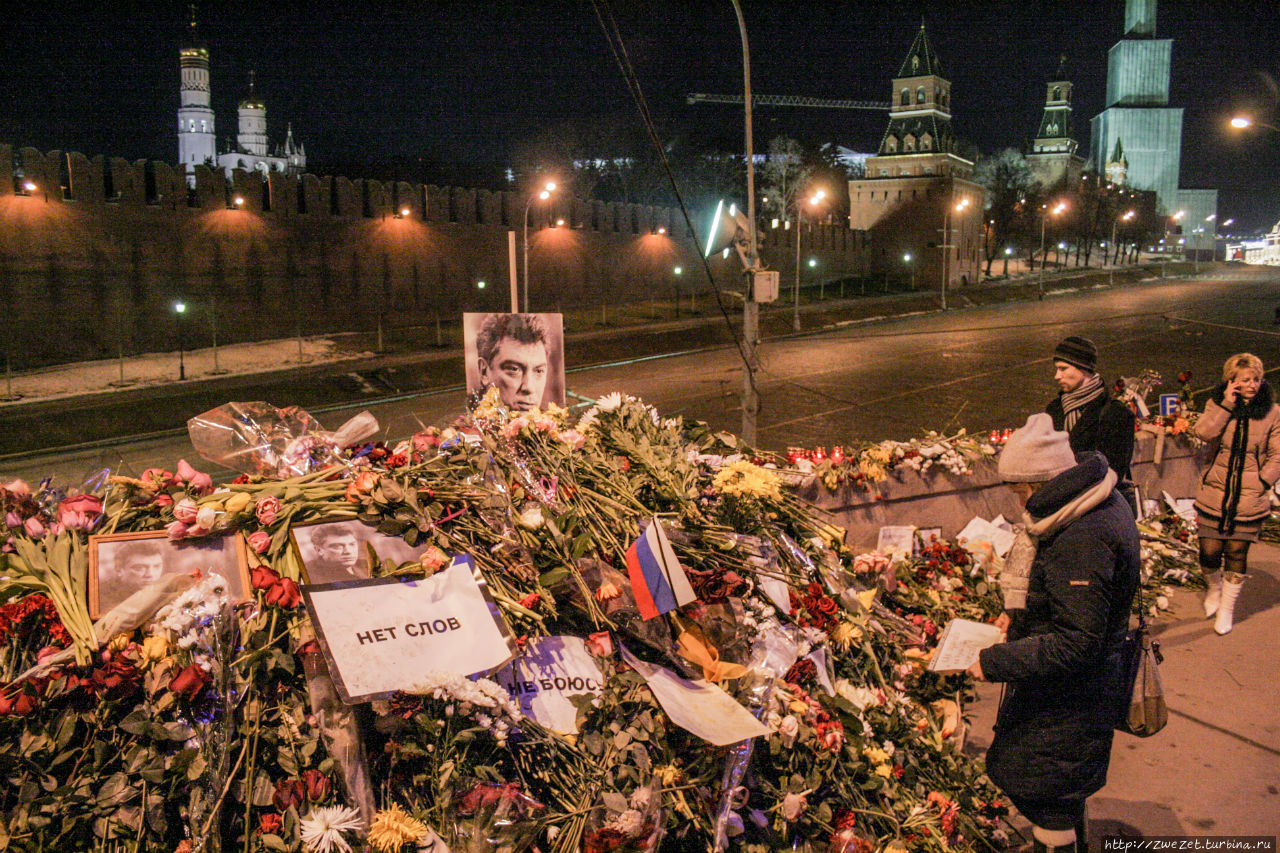 Фото с места убийства Немцова. Стена скорби в Москве. Инциденты с места убийства Немцова в Москве.