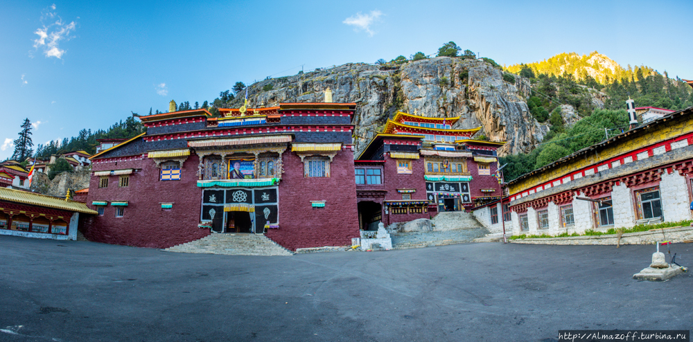 Монастырь Пангпхуг школы Карма Кагью основанный 1-м Кармапой