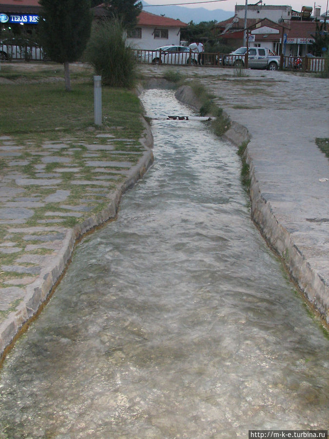 Ручей перд источником Памуккале (Иерополь античный город), Турция
