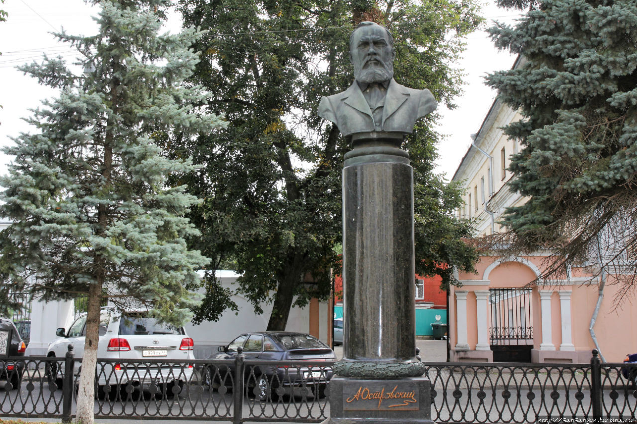 Памятник Островскому. Кострома, Россия