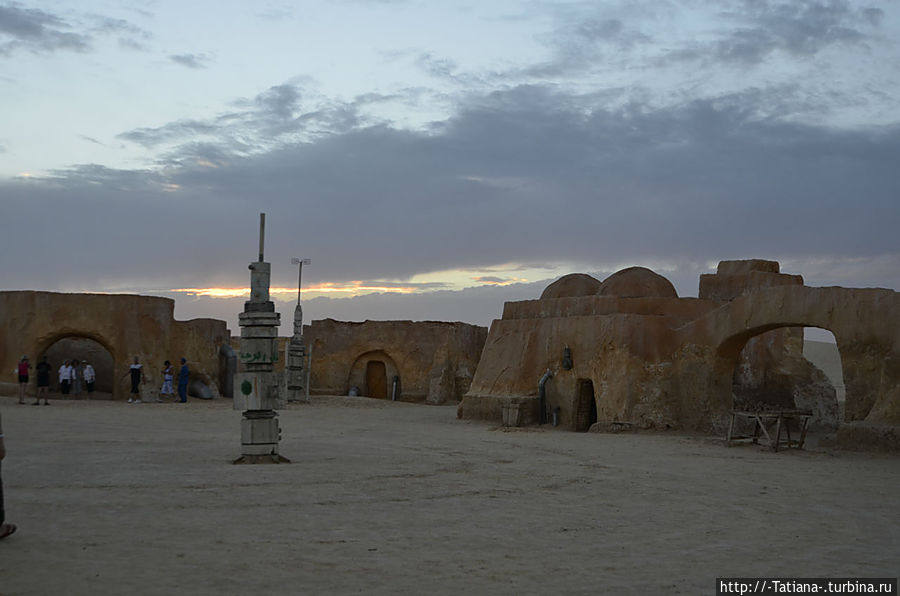 САХАРный закат среди декораций Таузар, Тунис