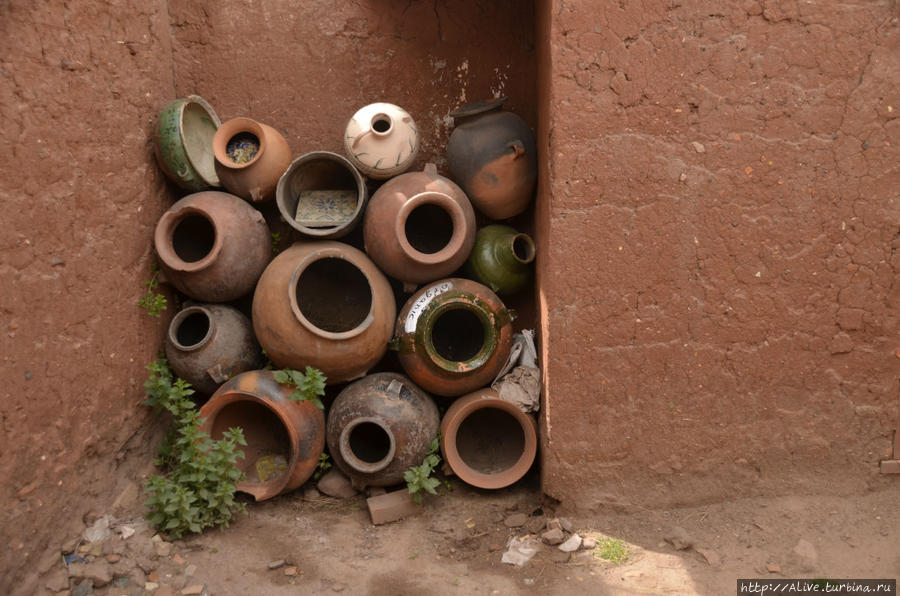Склад горшков у музея керамики Перу