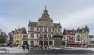 Театр и памятник Яну Франсу Виллемсу в Генте. Фото из интернета