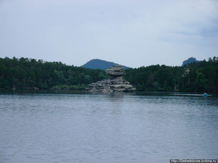 Жумбактас - скала посреди озера