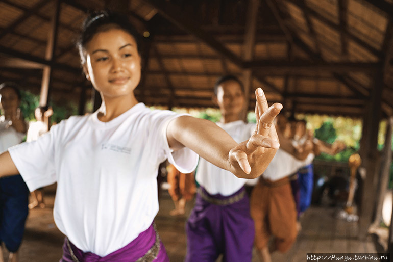 Обучение танцам небесных танцовщиц. Фото из интернета Сиемреап, Камбоджа