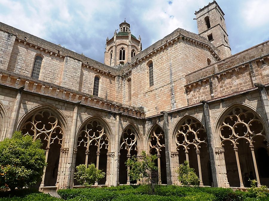 В монастырь Святых Крестов Сантес Креус, Испания