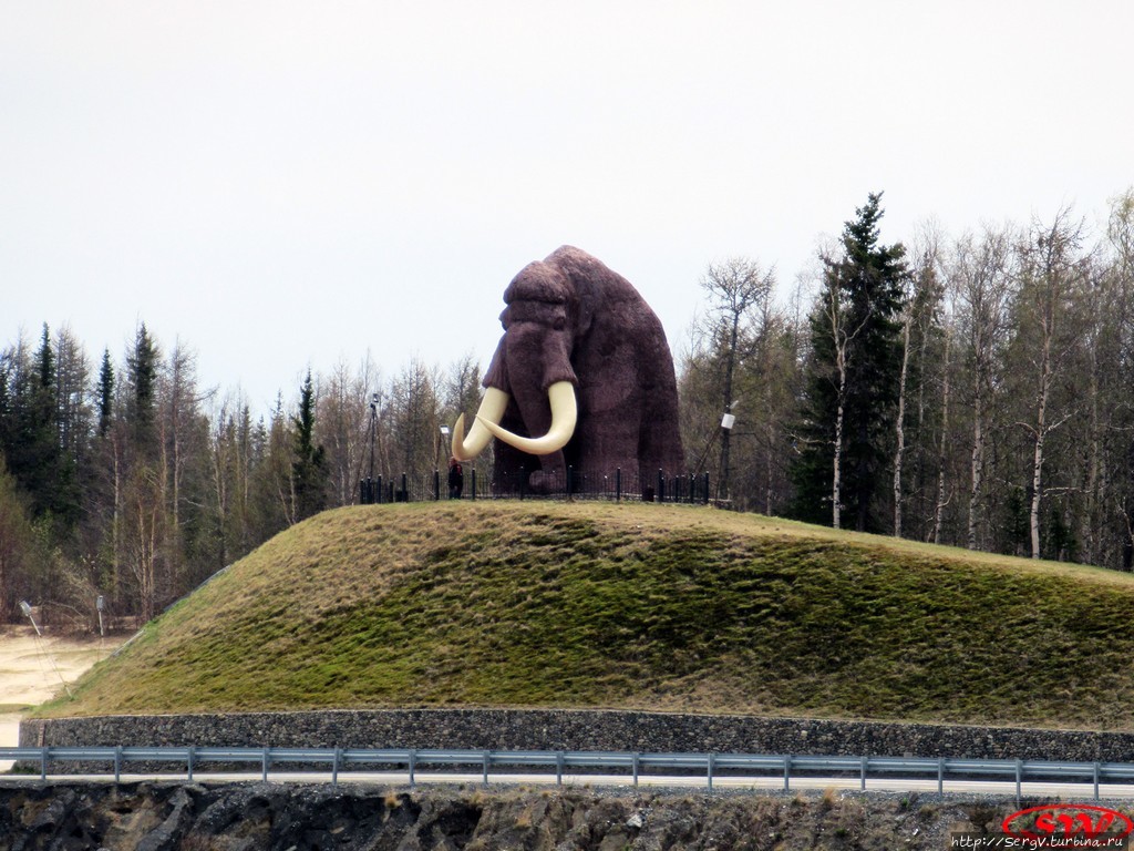 Скульптура мамонта на въезде в Салехард Салехард, Россия