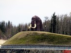 Скульптура мамонта на въезде в Салехард