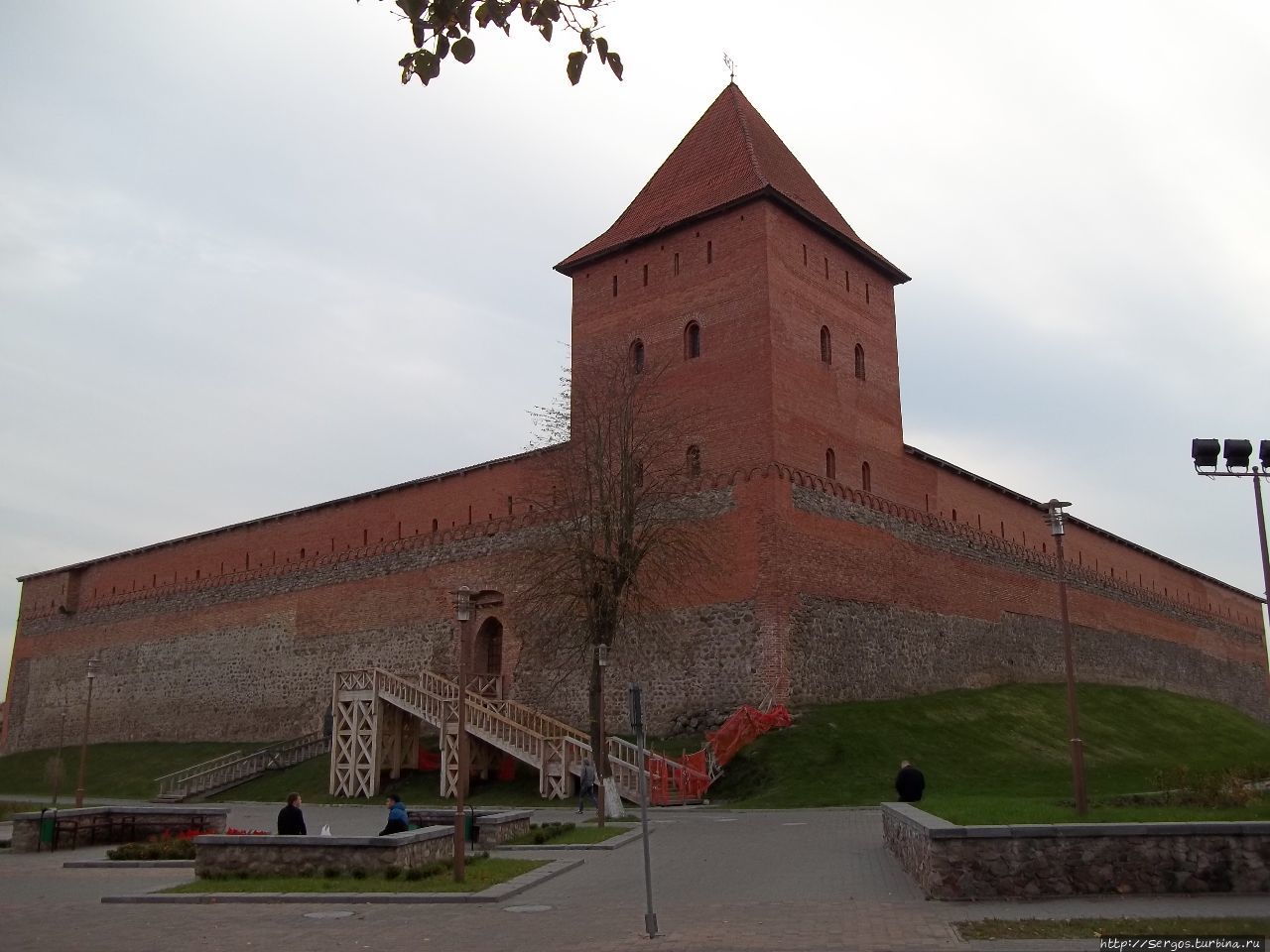 Крепость (Лидский замок) построена Гедемином в 1323году Беларусь