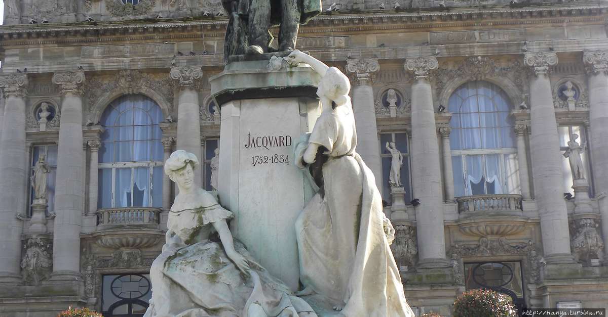 Памятник Жозефу Жаккарду 