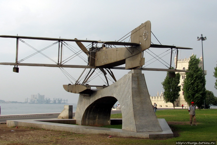 Памятник, посвященный беспосадочному перелету в Бразилию. Из интернета Лиссабон, Португалия